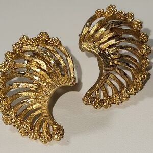 #2489, SIGNED LISNER,  CLIP EARRINGS 1950's GOLD PLATED 